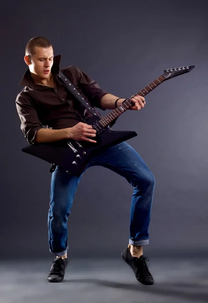 Guitarrista apaixonado — Fotografia de Stock