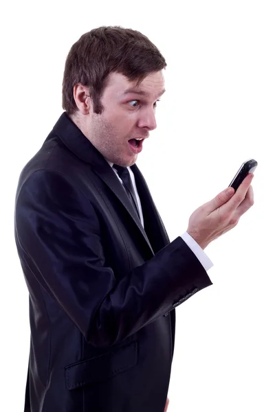 Mann schaut erstaunt auf Telefon — Stockfoto
