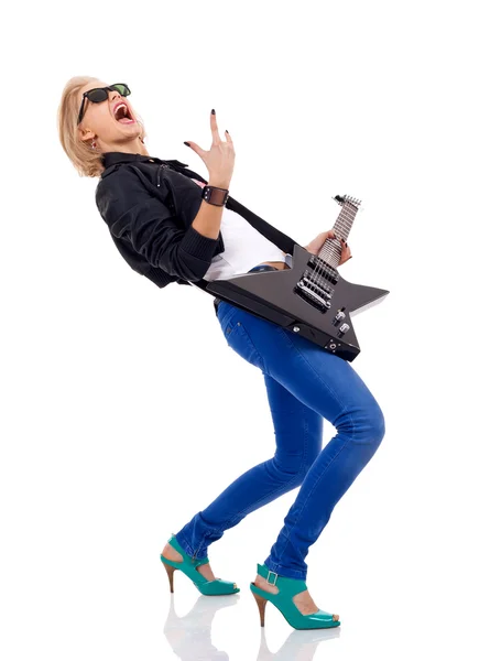 Chica rubia enérgica con guitarra — Foto de Stock