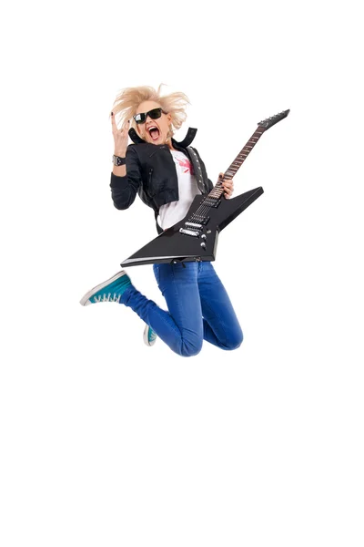 Kobieta gitarzysta skoki — Zdjęcie stockowe