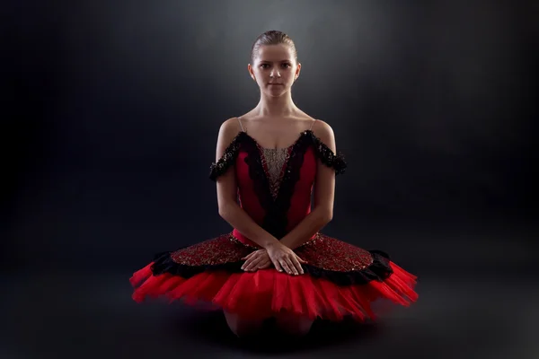 Сидячая балерина — стоковое фото
