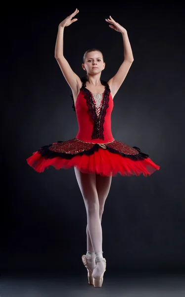 Bailarina está dançando graciosamente — Fotografia de Stock