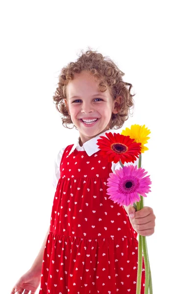 花に提供している小さな女の子 — ストック写真