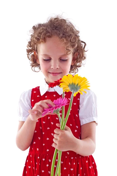 Mädchen schnuppert ein paar Blumen — Stockfoto