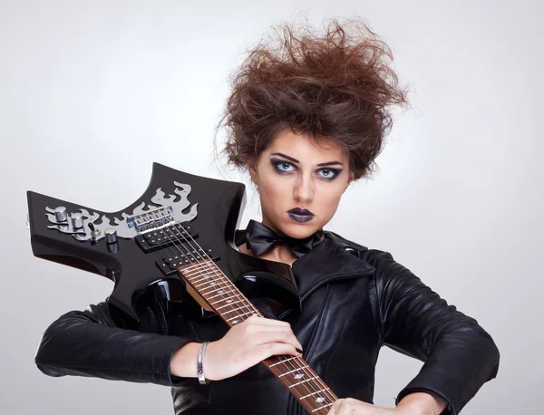 吉他弹奏者有吸引力的女人 — 图库照片