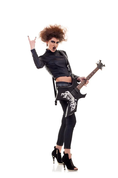 Energiegeladene Frau spielt Gitarre — Stockfoto