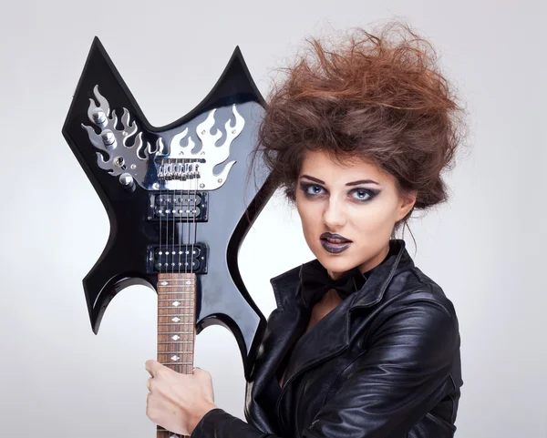 Kobieta trzyma gitarę elektryczną — Zdjęcie stockowe