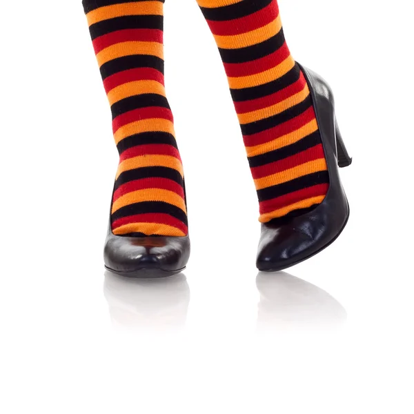Pés vestindo meias coloridas em saltos altos — Fotografia de Stock