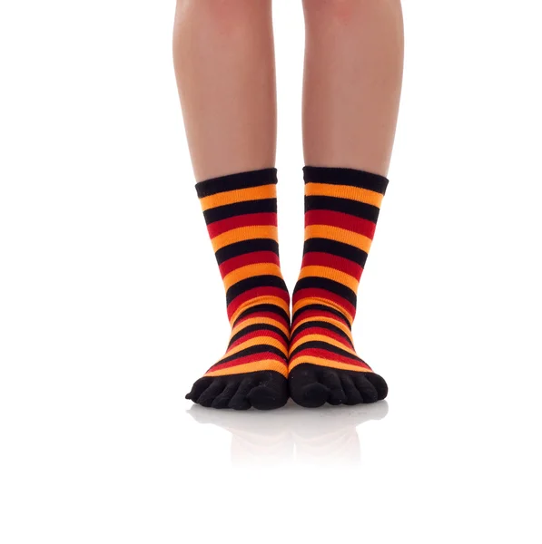 Женские ножки в зебриновых носках — стоковое фото