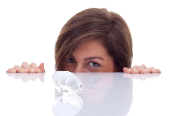 Mulher olhando para um grande diamante — Fotografia de Stock