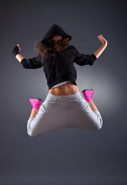 Γυναίκα χορεύτρια πηδάει — Φωτογραφία Αρχείου