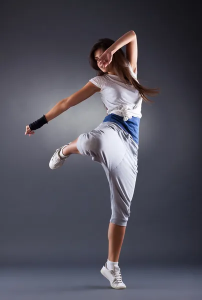 Jovem dança feminina — Fotografia de Stock