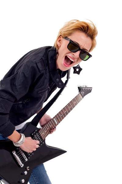 Mädchen mit Sonnenbrille spielt Gitarre — Stockfoto