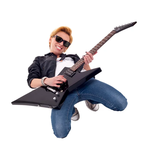 Femme guitariste jouant à genoux — Photo
