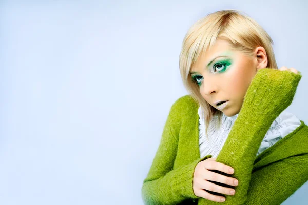 Vacker kvinna med grön färsk make-up — Stockfoto