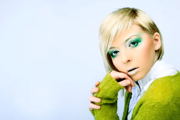 Mooie vrouw met groene verse make-up — Stockfoto