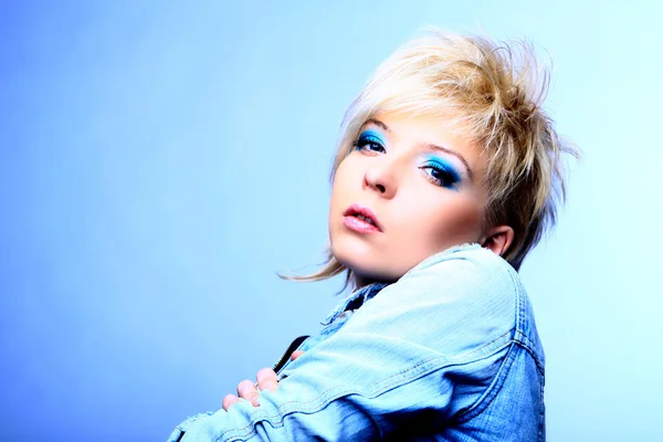 Schöne Frau mit blauem, frischem Make-up — Stockfoto