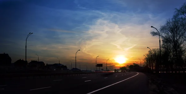 Zonsondergang op de snelweg — Stockfoto