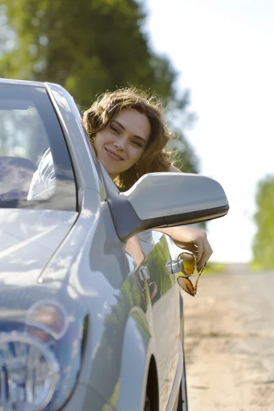 La mujer está sentada en un coche — Foto de Stock