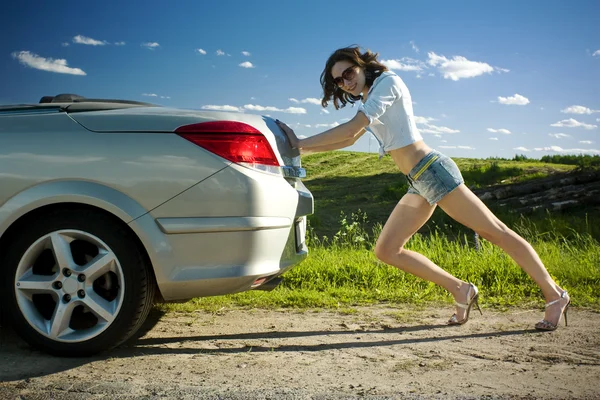 Kvinna driver trasiga bil — Stockfoto