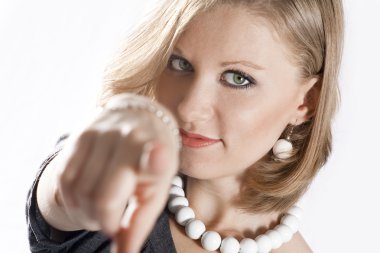 genç kadın sana işaret ediyor