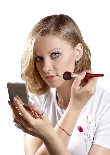 Mulher está fazendo maquiagem — Fotografia de Stock