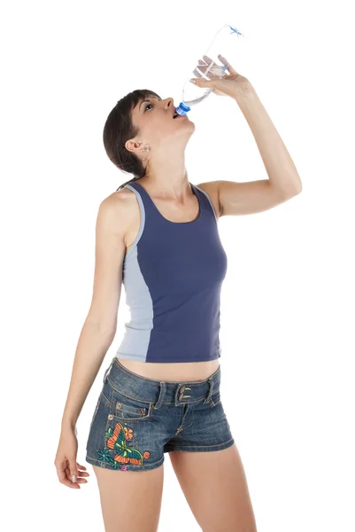 Frau trinkt Wasser lizenzfreie Stockbilder