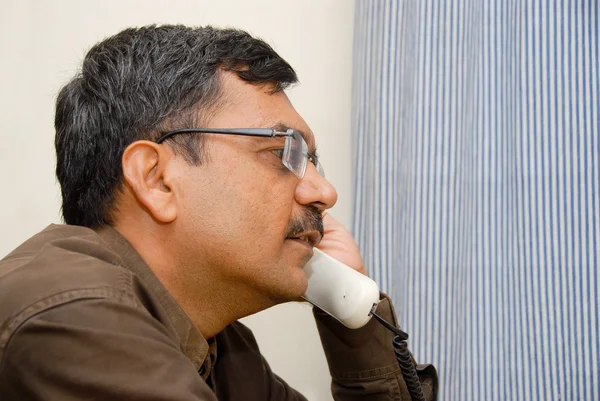 在电话上的印度籍男子 — 图库照片