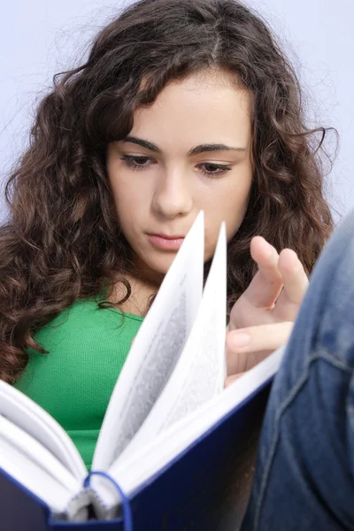 Ragazza adolescente che legge un libro — Foto Stock