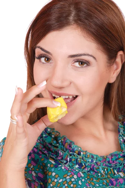 Attraktiv kvinna med en tårta — Stockfoto