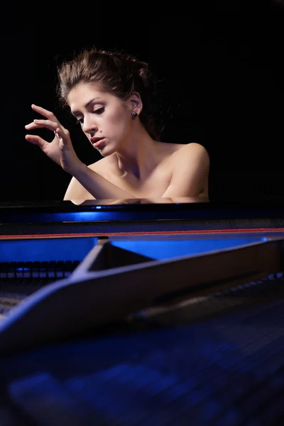 Mulher tocando piano — Fotografia de Stock