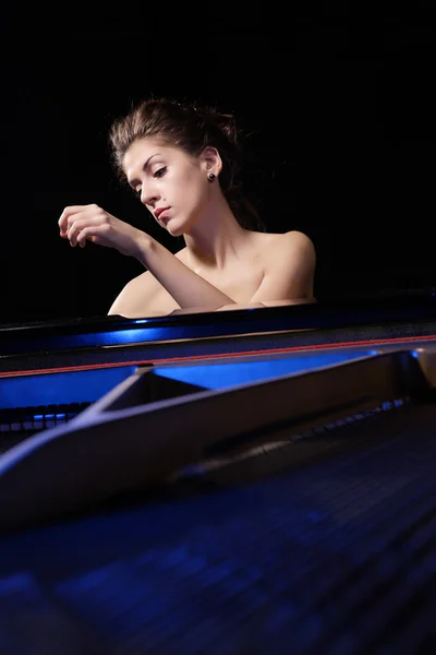Woman playing piano — Zdjęcie stockowe