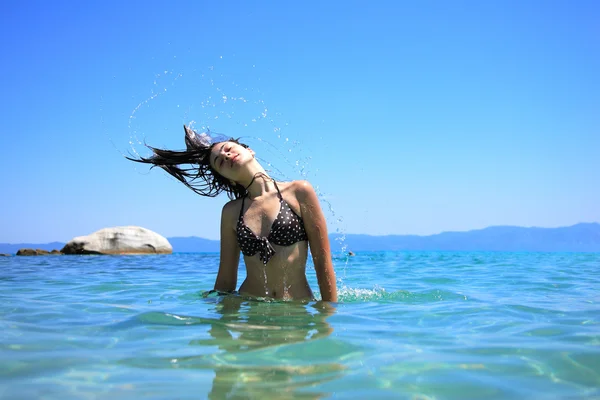 Femme bronzée en bikini dans la mer — Photo