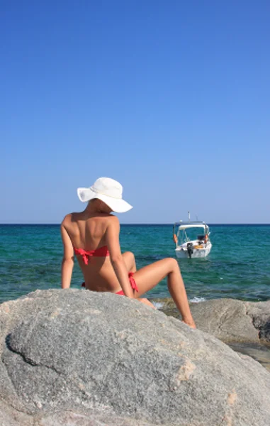 Cserzett nő a bikini, a tengeren — Stock Fotó