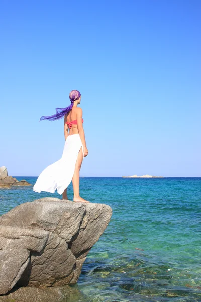 Mujer bronceada en bikini en el mar —  Fotos de Stock