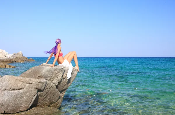 Mulher bronzeada em biquíni no mar — Fotografia de Stock