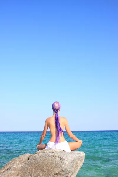 Femme bronzée en bikini dans la mer — Photo
