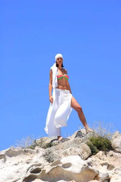 Gelooid vrouw in bikini in de zee — Stockfoto