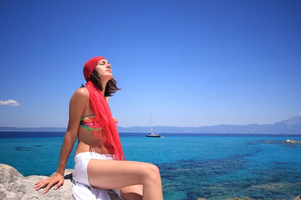 Gebräunte Frau im Bikini im Meer — Stockfoto