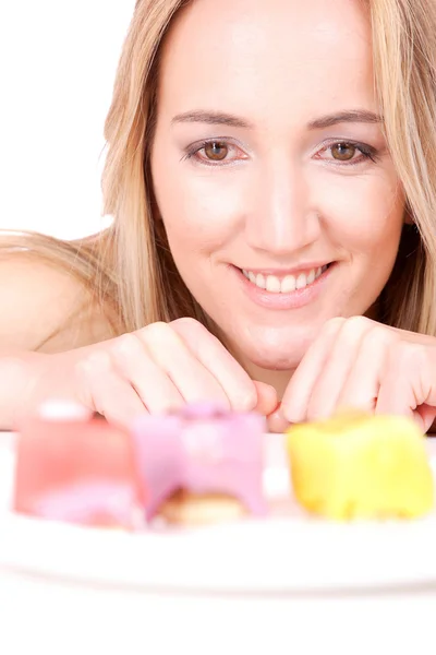 Attraktiv kvinna med en tårta — Stockfoto