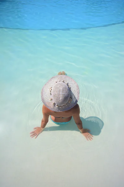 Kızın rahatlatıcı Havuzu — Stok fotoğraf