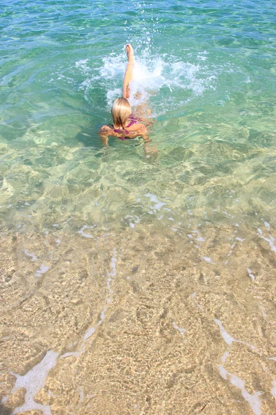 海で幸せな若い女 — ストック写真