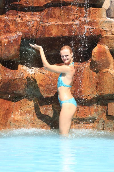 Κορίτσι χαλαρώνοντας στην πισίνα — Φωτογραφία Αρχείου