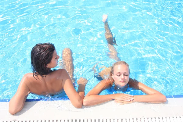 Sonnenbaden im Schwimmbad — Stockfoto