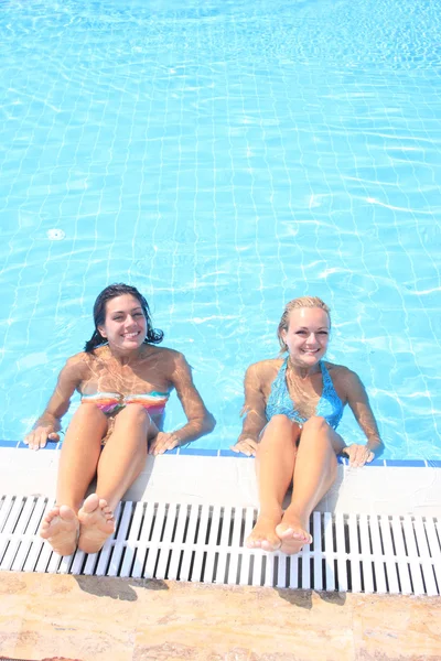 Disfrutando del sol en una piscina —  Fotos de Stock