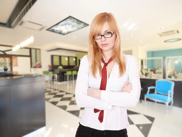 Молодая привлекательная блондинка секретарша — стоковое фото