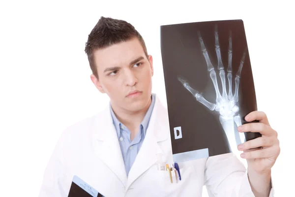 Caucasien mi adulte mâle médecin tenant jusqu'à rayons X — Photo