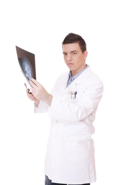 Kaukasiska mitten av vuxna manliga läkare håller upp xrays — Stockfoto