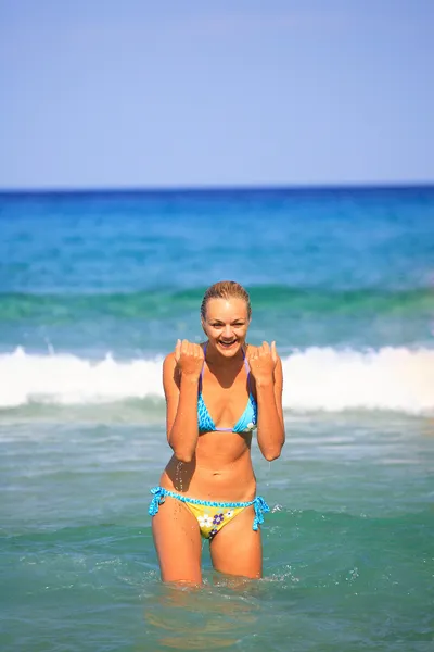 Jonge mode vrouw op het strand — Stockfoto