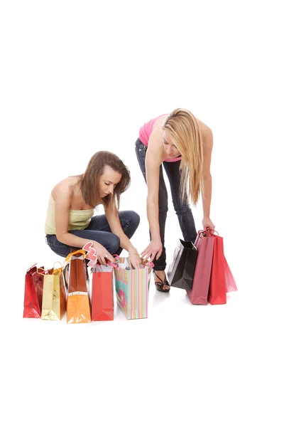 Geïsoleerde twee winkelen vrouwen — Stockfoto